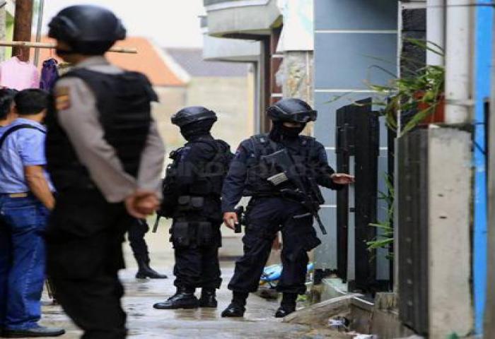 Densus 88 Temukan Barang Bukti ISIS Lamongan